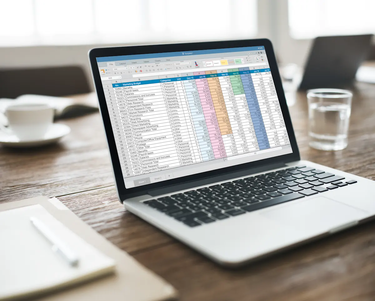 Un ordinateur qui affiche un tableau Excel