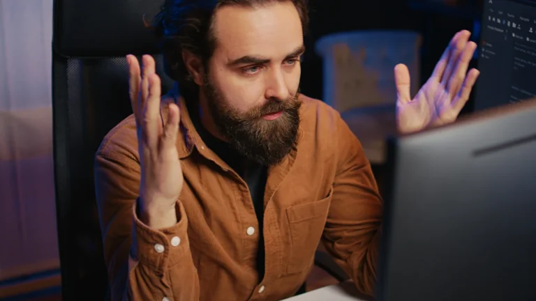 Un homme qui fait une migration de CRM