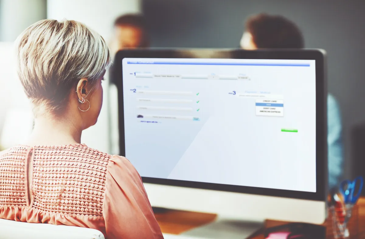 Une femme qui essaie d'exporter des données en ligne