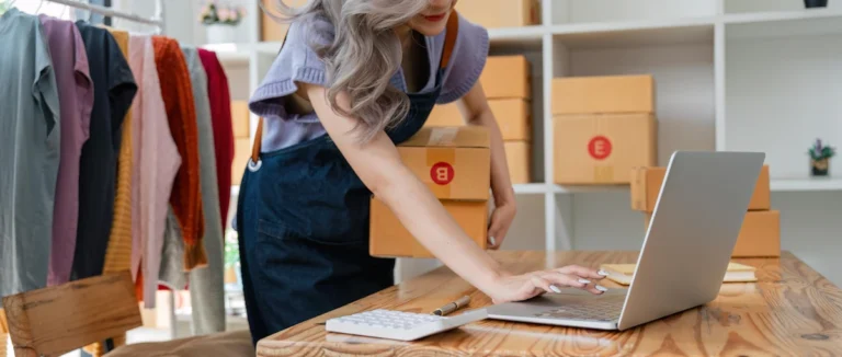 Une femme qui gère une boutique en ligne