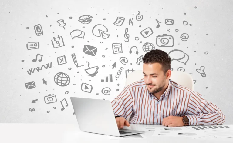 Un homme qui essaie de migrer ses contenus en ligne vers Monday CRM