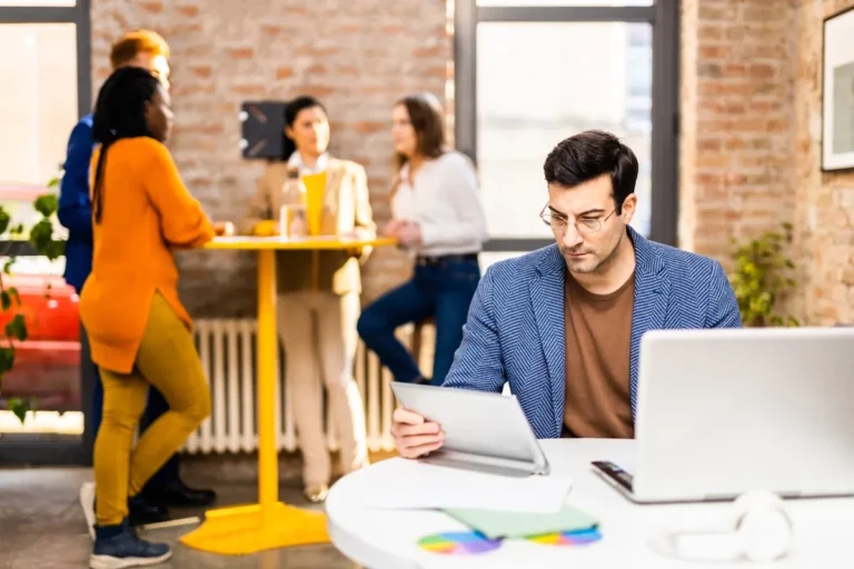 Un homme qui migre des données prospects d'un CRM à un autre