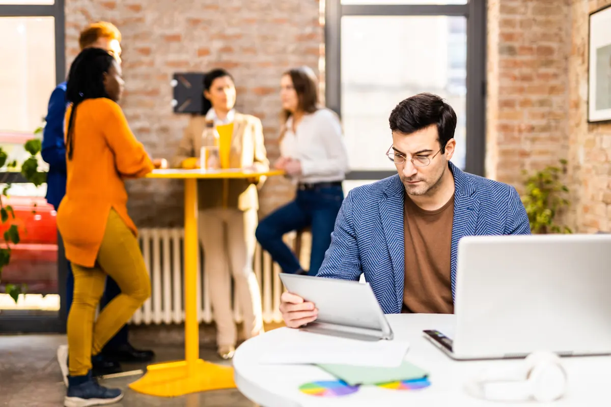 Un homme qui migre des données prospects d'un CRM à un autre