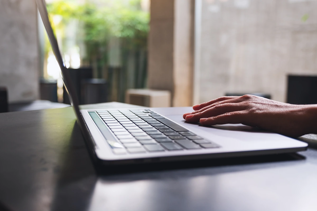 Une personne qui migre de Notion vers un CRM dédi