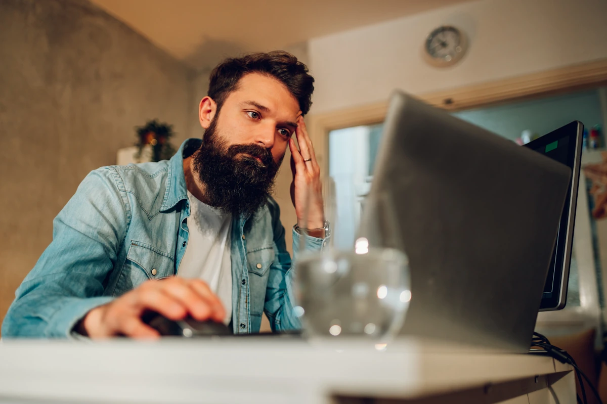 Un homme en plein audit préalable de vos données CRM