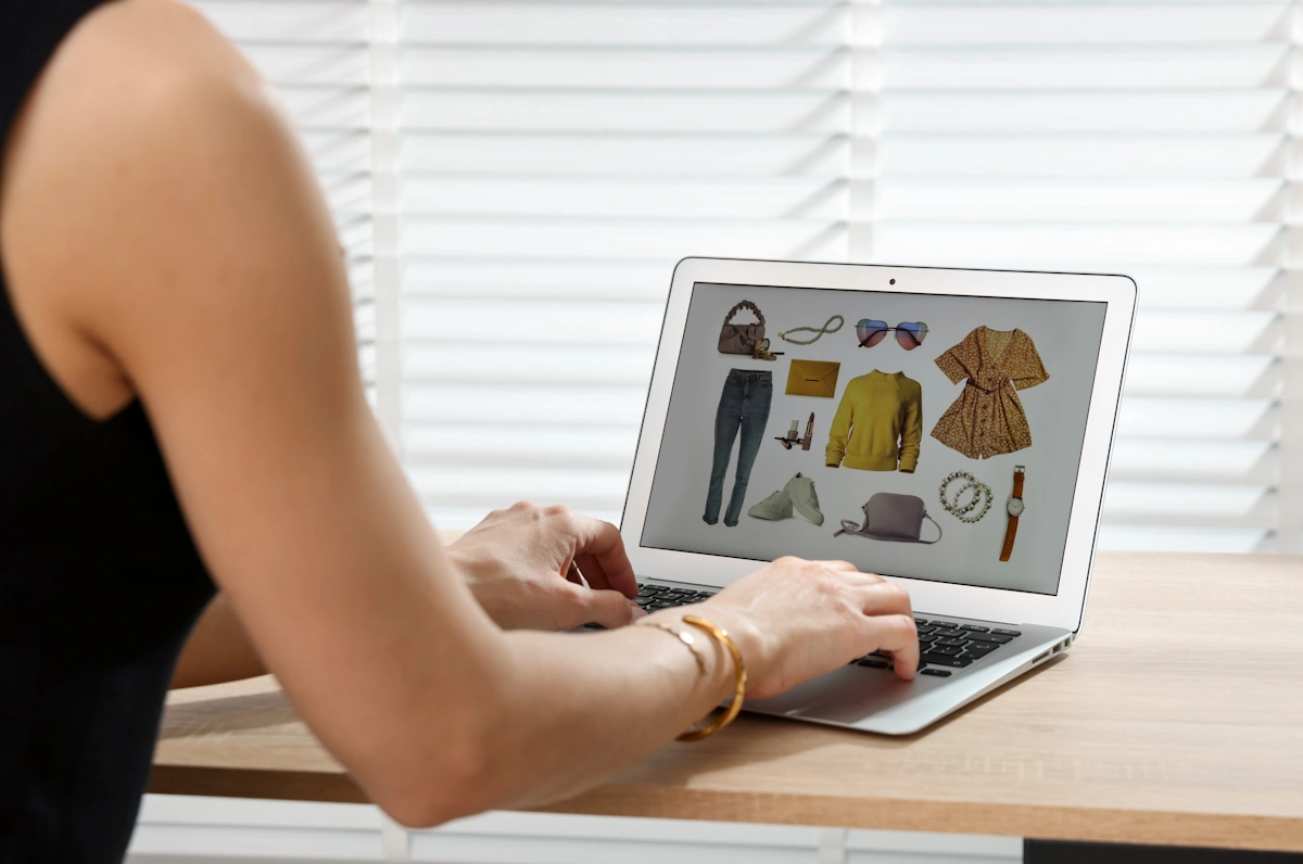 Une personne qui gère sa boutique en ligne