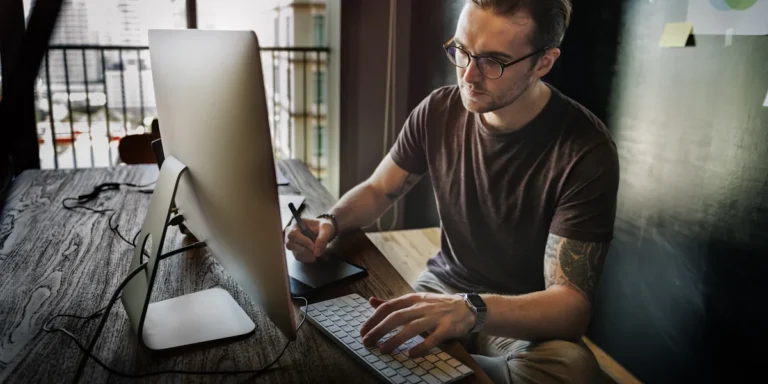 Un homme qui fait une migration CRM cloud vers auto-hébergé