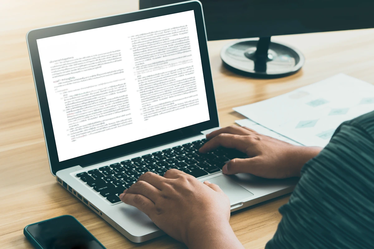 Une personne qui rédige une politique de remboursement sur un ordinateur