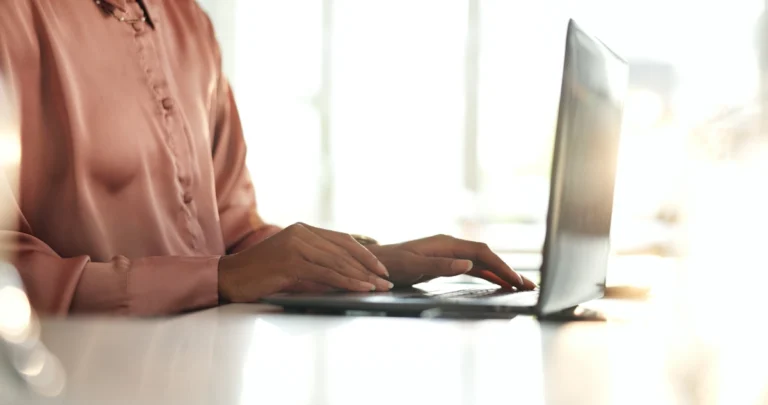 Une personne qui réengage un prospect dormant