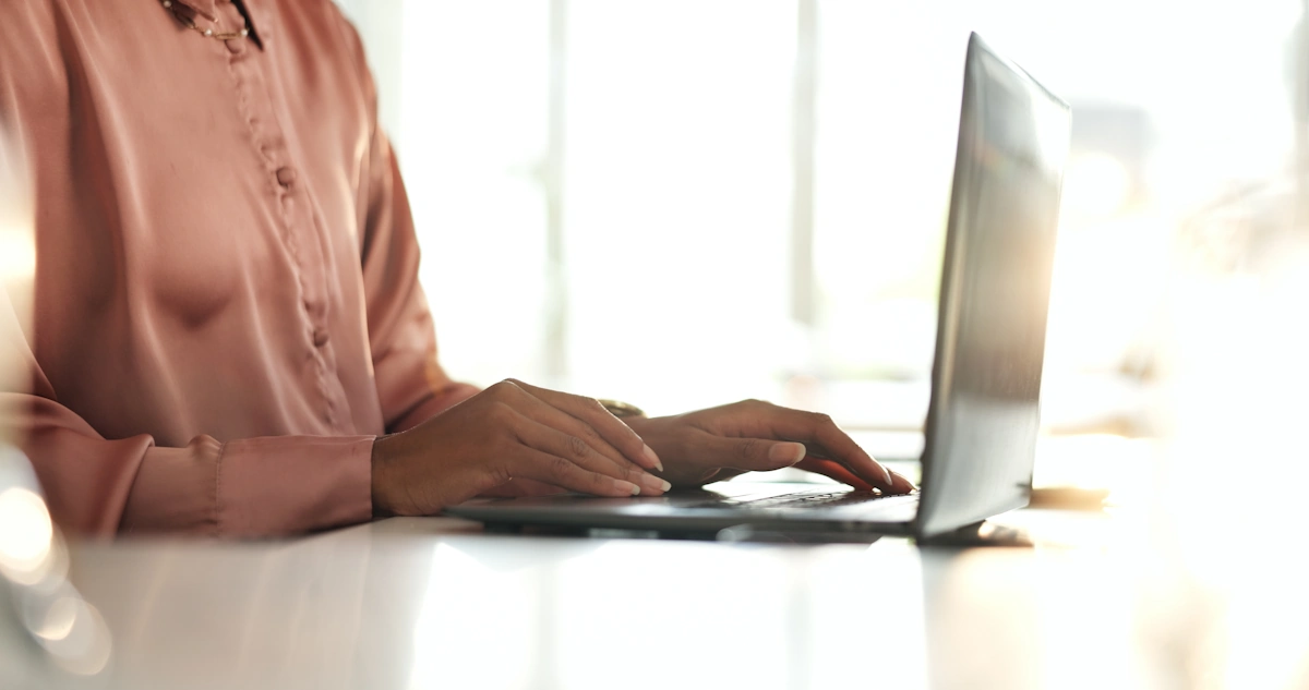 Une personne qui réengage un prospect dormant