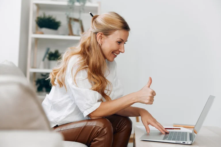 Une femme qui répond aux avis en ligne de Google